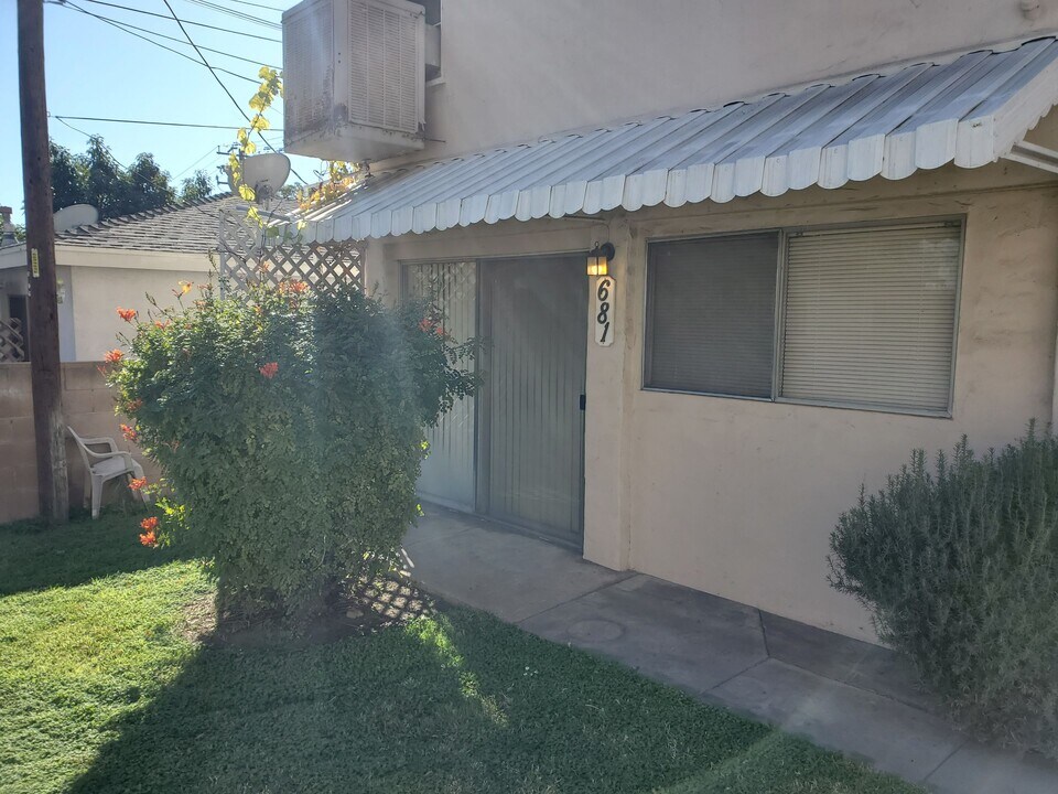 681 N 1st Ave in Upland, CA - Foto de edificio