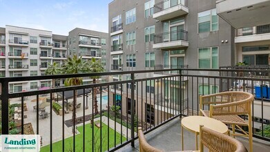 3030 Summer St, Unit 325 in Houston, TX - Building Photo - Building Photo