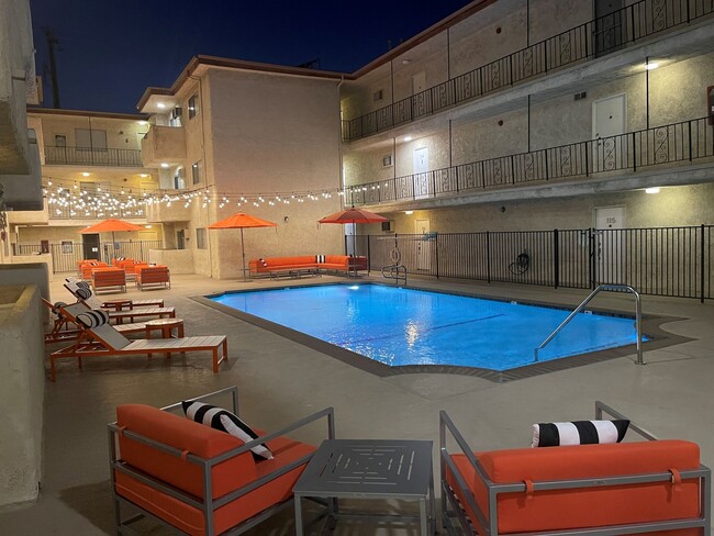 Royal Terrance Apartments in Los Angeles, CA - Building Photo - Building Photo