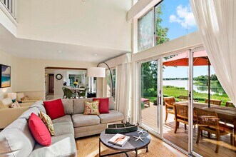 42 Towd Point Rd in Southampton, NY - Building Photo - Building Photo
