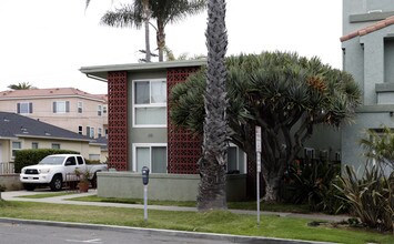 Garden Apartments in Oceanside, CA - Foto de edificio - Building Photo