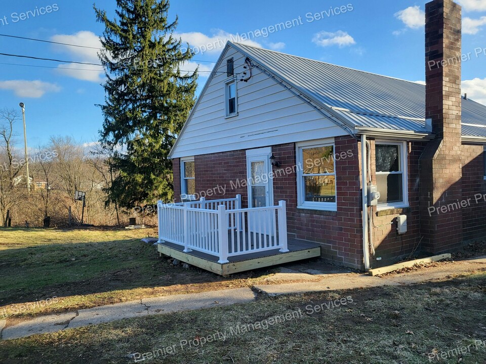 1390 Barclay Hill Rd in Beaver, PA - Building Photo