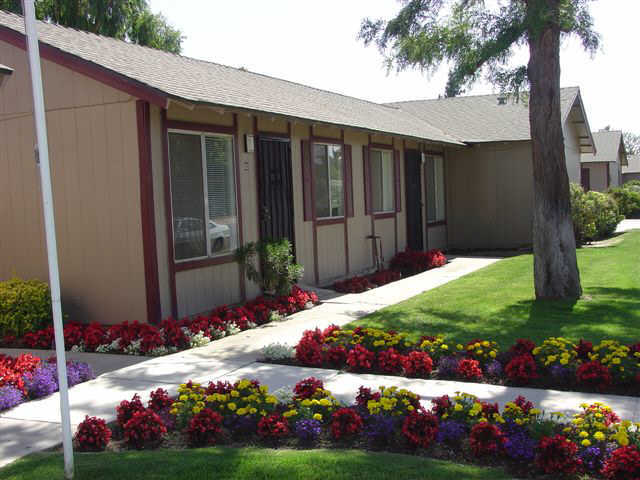 Sierra Terrace East in Bakersfield, CA - Building Photo