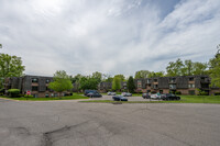 Forest Glenn Condominiums in Coraopolis, PA - Foto de edificio - Building Photo