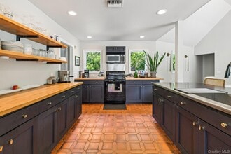 17 Oak Meadow Ln in Bellport, NY - Building Photo - Building Photo