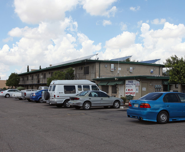 Kachina Court Apartments in Tucson, AZ - Foto de edificio - Building Photo