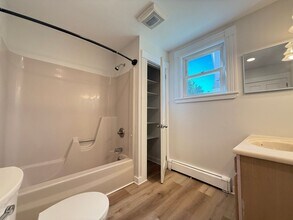 208 Main St in Somersworth, NH - Foto de edificio - Building Photo