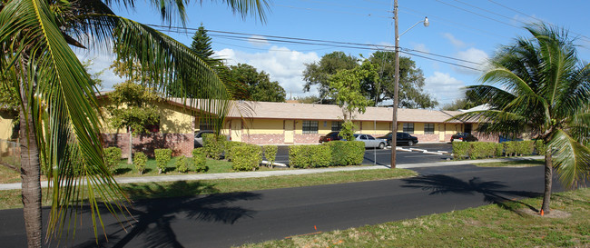 245 NW 4th Ave in Dania Beach, FL - Building Photo - Building Photo