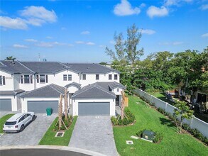 4901 Oakmont Dr in Dania Beach, FL - Building Photo - Building Photo