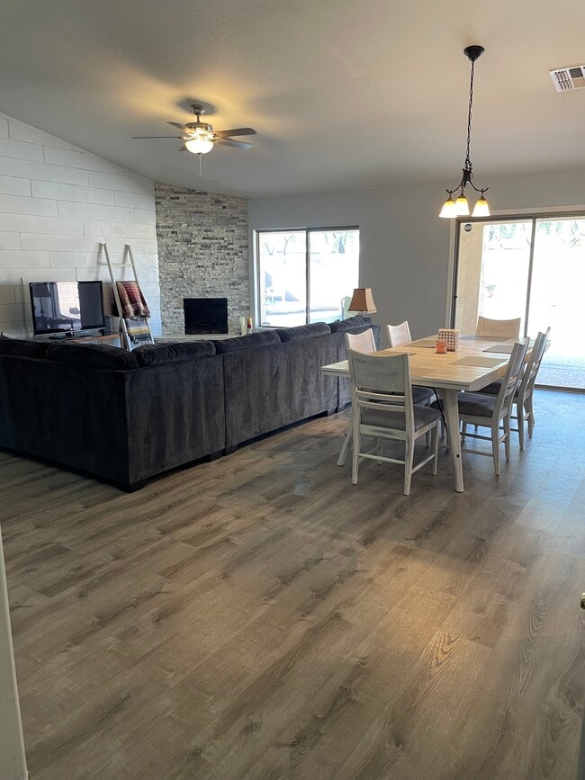 17424 W Rimrock St, Unit Guest Suite in Surprise, AZ - Foto de edificio - Building Photo
