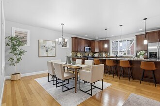 12325 NE 86th Way in Kirkland, WA - Foto de edificio - Building Photo