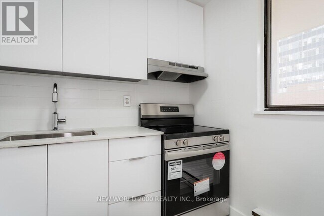101-101 Roehampton Ave in Toronto, ON - Building Photo - Building Photo