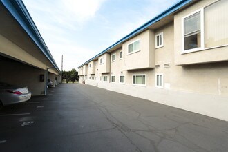 720 Indiana Ct in El Segundo, CA - Foto de edificio - Building Photo