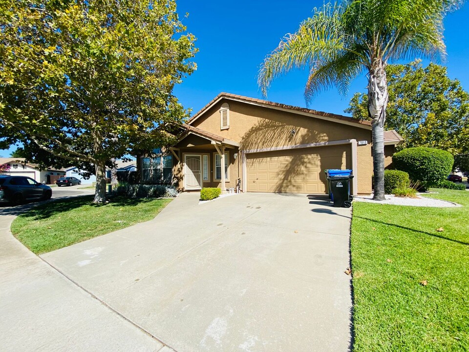 7013 Paloma Blanca Ct in Elk Grove, CA - Building Photo