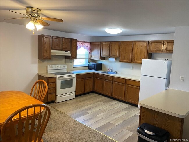 124 Chelsea Ave in West Babylon, NY - Building Photo - Building Photo