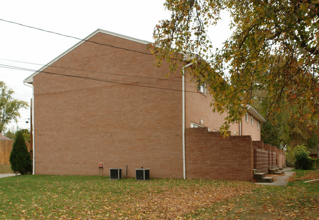 214 Locust St in Belpre, OH - Foto de edificio - Building Photo