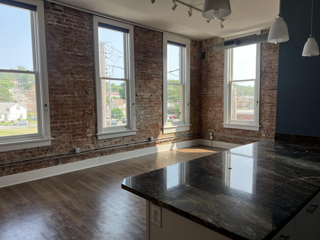 148 W Broadway, Unit 2 in Council Bluffs, IA - Foto de edificio - Building Photo