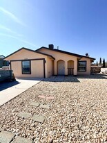5729 Saplinas Rd in El Paso, TX - Building Photo