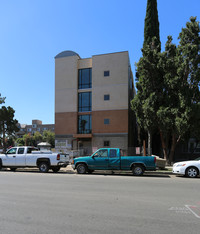 14618 Sylvan St in Van Nuys, CA - Foto de edificio - Building Photo