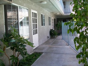 Kingsbury Villas Apartments in Granada Hills, CA - Building Photo - Building Photo