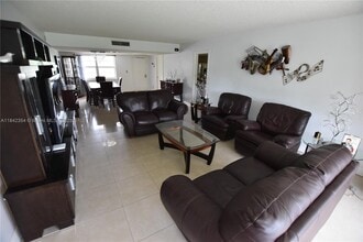 3800 Oaks Clubhouse Dr in Pompano Beach, FL - Building Photo - Building Photo