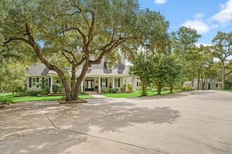 1016 High Hill Creek Rd in La Grange, TX - Foto de edificio - Building Photo