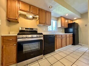 6490 Almont Dr in Brook Park, OH - Foto de edificio - Building Photo