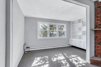 649 New Jersey Ave, Unit #1 in Lyndhurst, NJ - Foto de edificio - Building Photo