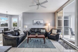 460 Launch Cir in Naples, FL - Building Photo