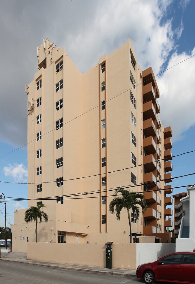 Victoria Towers in Hollywood, FL - Building Photo - Building Photo