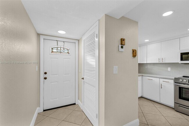 681 S Hollybrook Dr in Pembroke Pines, FL - Building Photo - Building Photo