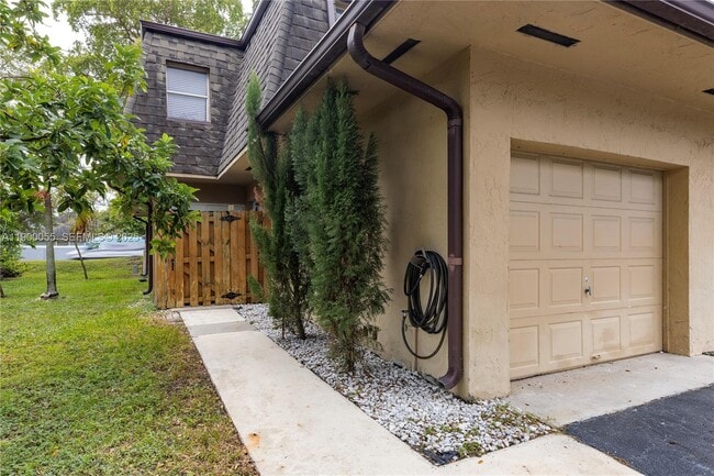 14237 SW 94th Cir Ln in Miami, FL - Building Photo - Building Photo