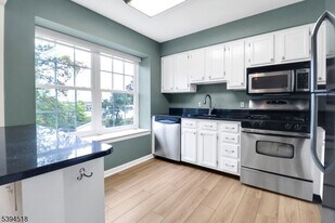 121 Country Club Dr in Union, NJ - Building Photo