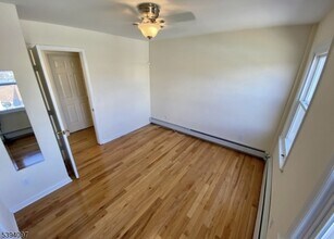 97 Walnut St, Unit 2B in Montclair, NJ - Foto de edificio - Building Photo