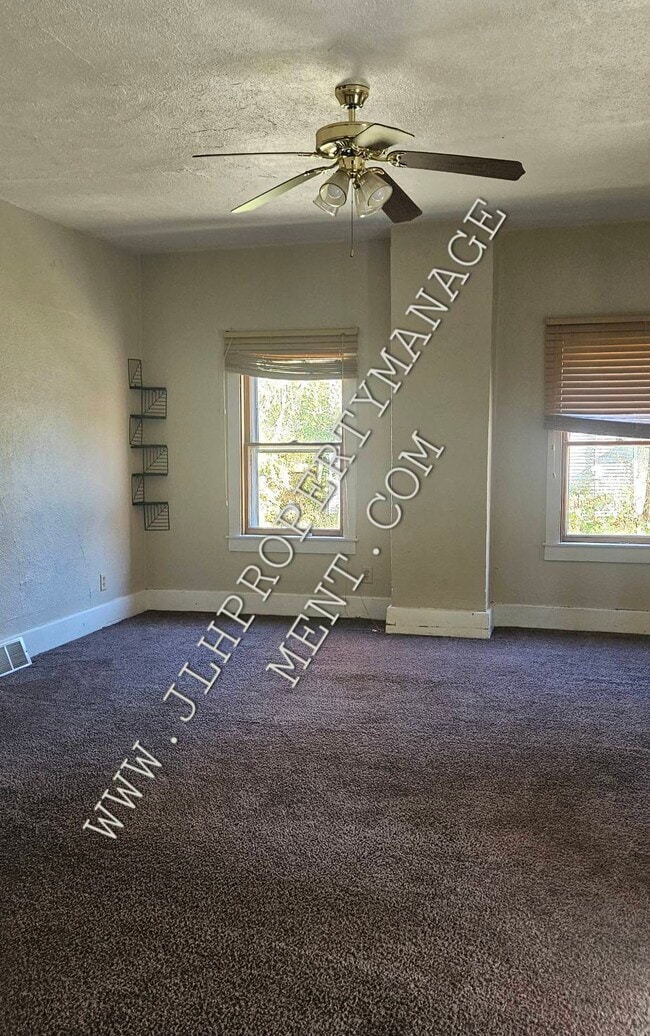 434 W Clark St in Freeport, IL - Building Photo - Building Photo