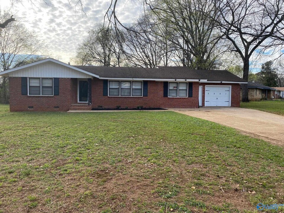 2201 Shady Ln Dr NW in Huntsville, AL - Building Photo