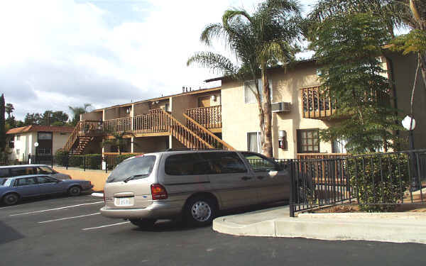 Sandpiper Apartments in Fallbrook, CA - Foto de edificio - Building Photo