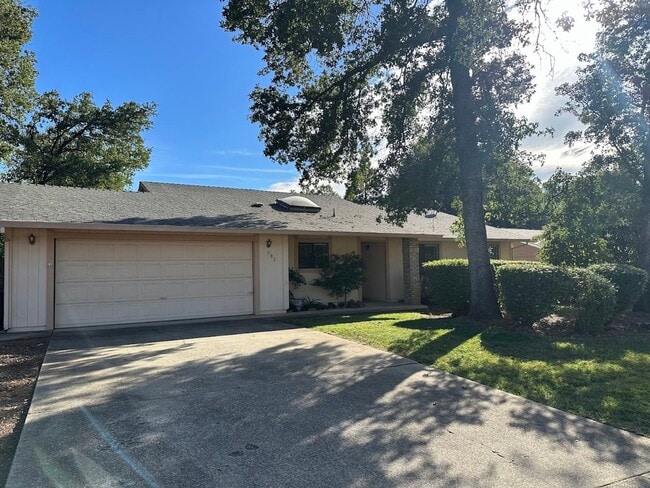 881 Oakmont Dr in Redding, CA - Building Photo - Building Photo