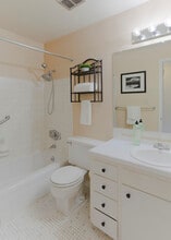 911 N 73rd St, Unit 302 in Seattle, WA - Foto de edificio - Building Photo