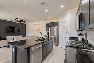 9724 E Lynx Lk Trl in Tucson, AZ - Foto de edificio - Building Photo