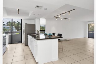 2501 Brickell Ave in Miami, FL - Building Photo