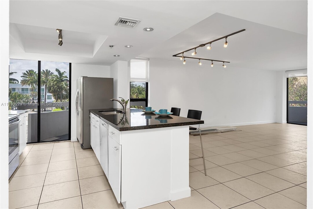 2501 Brickell Ave in Miami, FL - Building Photo