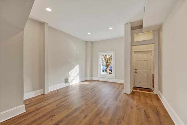 2432 E Fayette St in Baltimore, MD - Foto de edificio - Building Photo