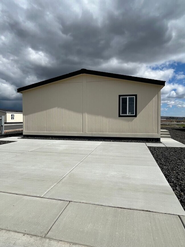 2681 E Edison Ave in Sunnyside, WA - Foto de edificio - Building Photo
