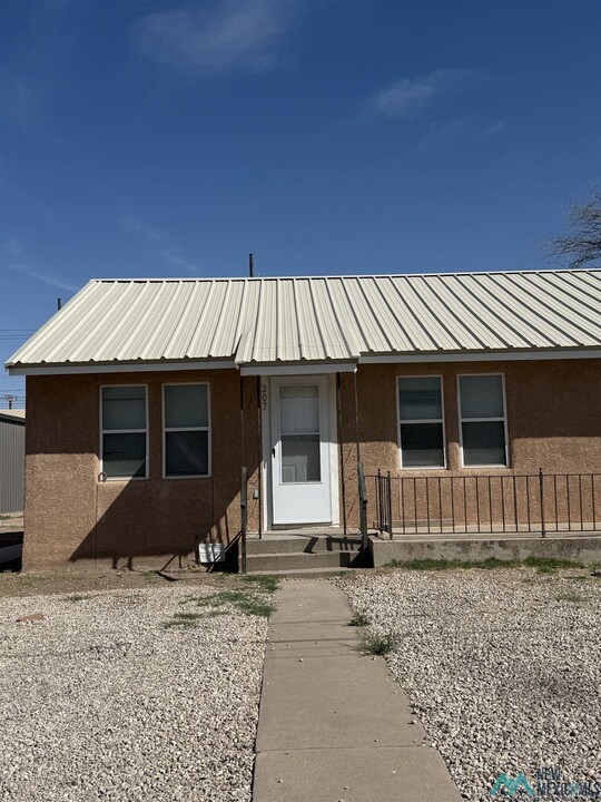 207 E Grand Ave in Artesia, NM - Building Photo