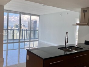 495 Brickell Ave, Unit 5511 in Miami, FL - Building Photo - Building Photo