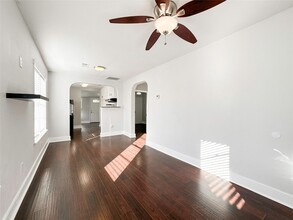 719 E 32nd 1/2 St, Unit 1206 in Houston, TX - Building Photo - Building Photo