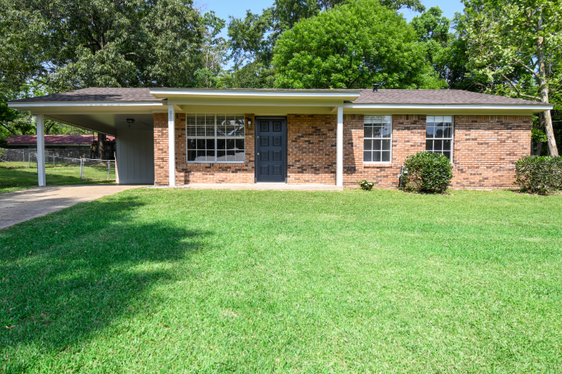 806 Carmen Ct in Wiggins, MS - Building Photo