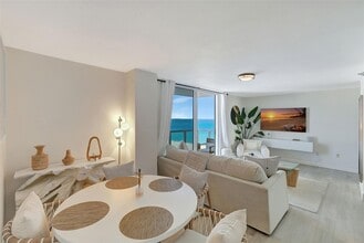 2457 Collins Ave, Unit 1402 in Miami Beach, FL - Foto de edificio - Building Photo