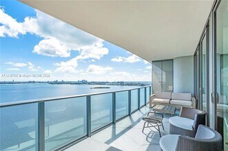 3131 NE 7th Ave, Unit 2903 in Miami, FL - Building Photo - Building Photo